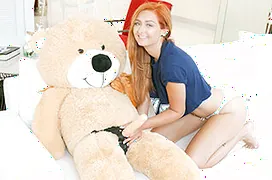 Unreife Spinnerin beim Ficken mit einem Teddybären erwischt