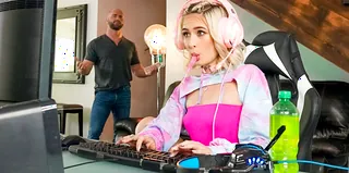 Reality Kings: Das Gamer-Babe Jessie Saint schleicht sich auf Faptube zu ihrem Mitbewohner-Setup