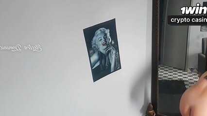 Ela escolhe a calcinha que vai usar hoje em seu diário íntimo voyeur.