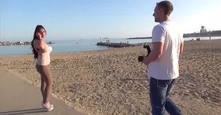 Spanierin mit großen Brüsten wird gebumst