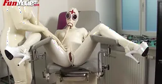 Zwei fetisch-latexliebende Lesben